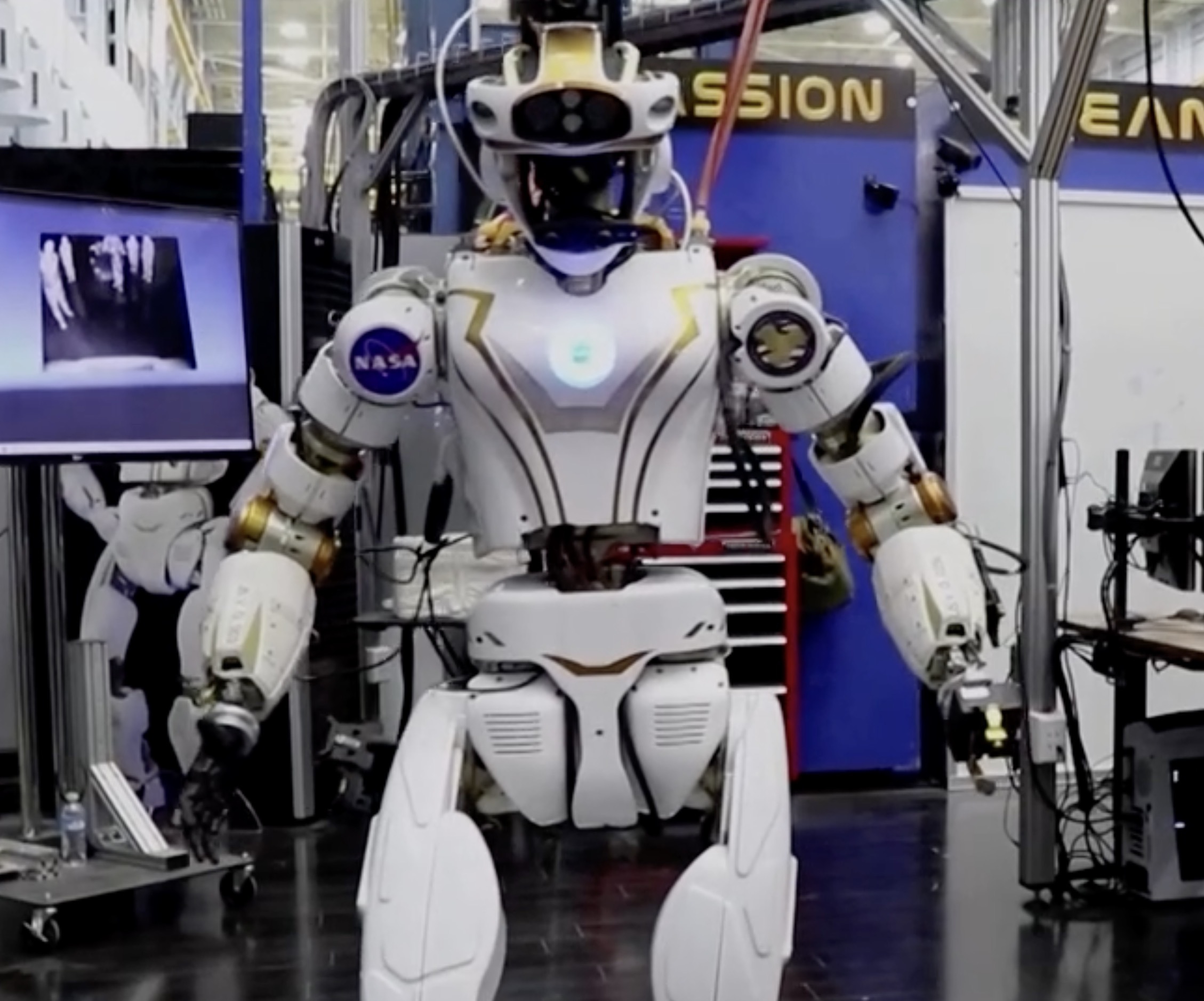 NASA начало готовить человекоподобных роботов для использования в космосе
