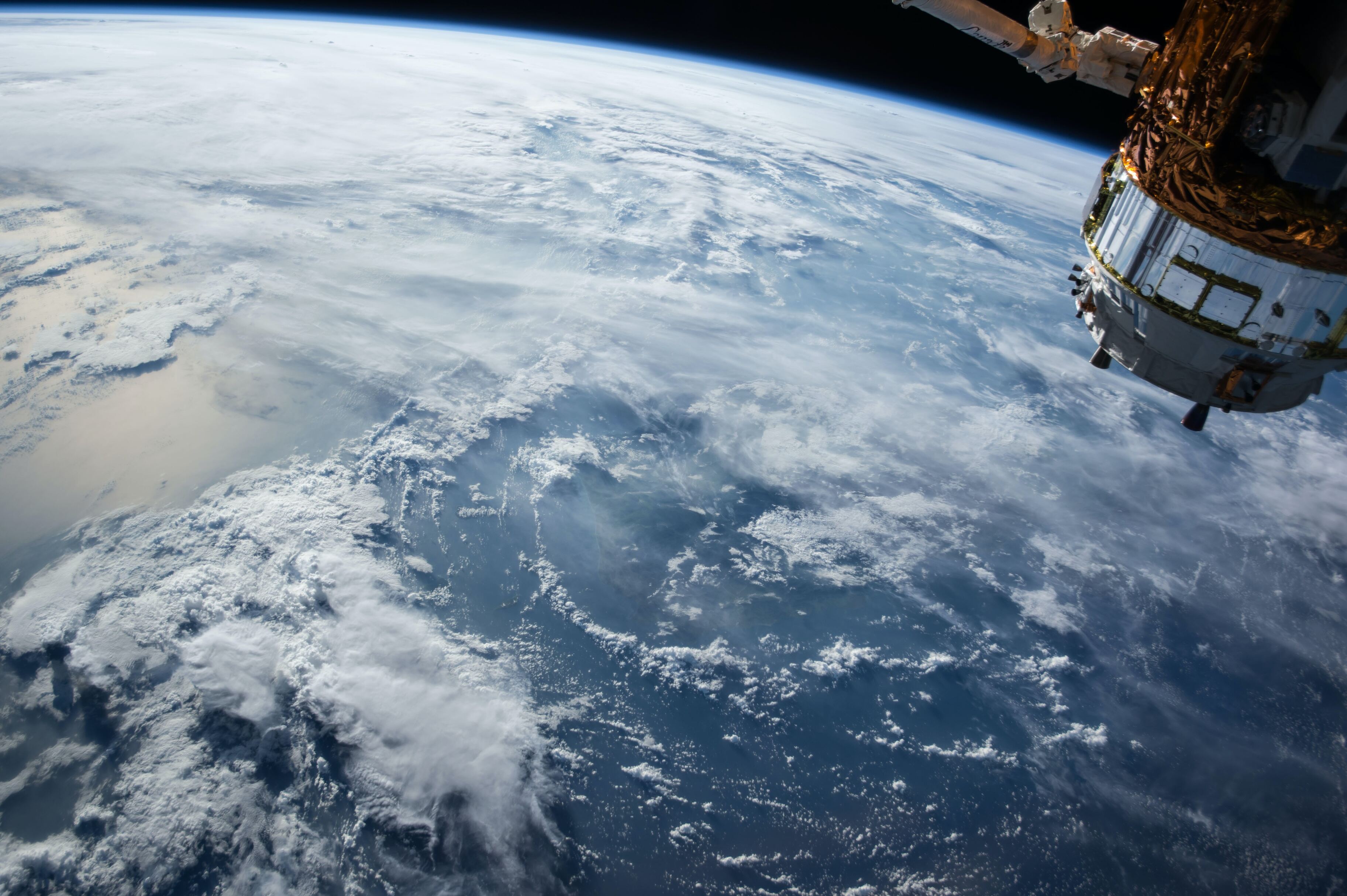 Если распечатать снимки этого российского спутника, ими можно обернуть всю Землю