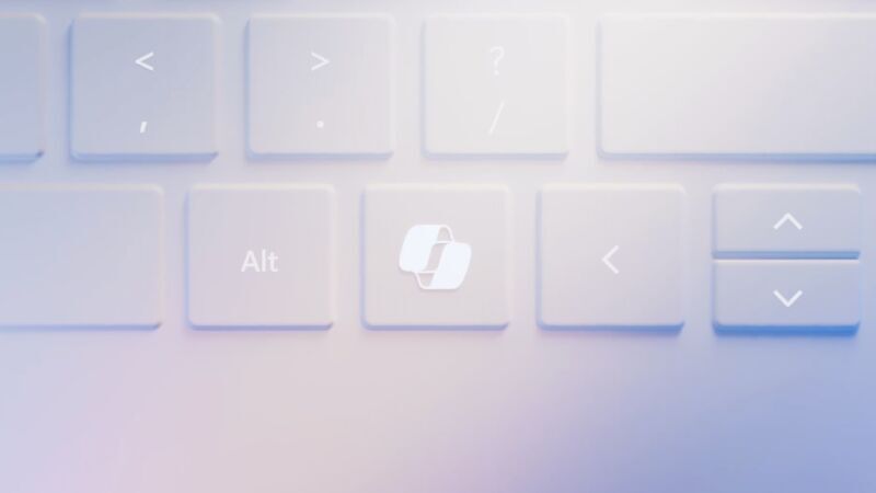Microsoft впервые с 1994 года изменила клавиатуру, добавив клавишу Copilot