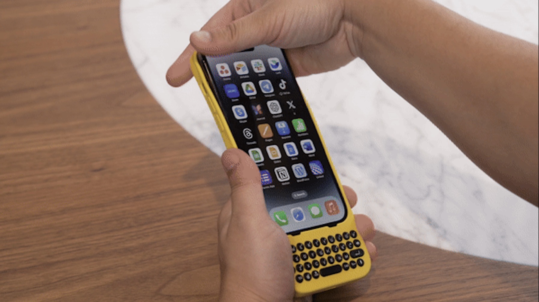 Для iPhone придумали чехлы с физической клавиатурой в стиле BlackBerry