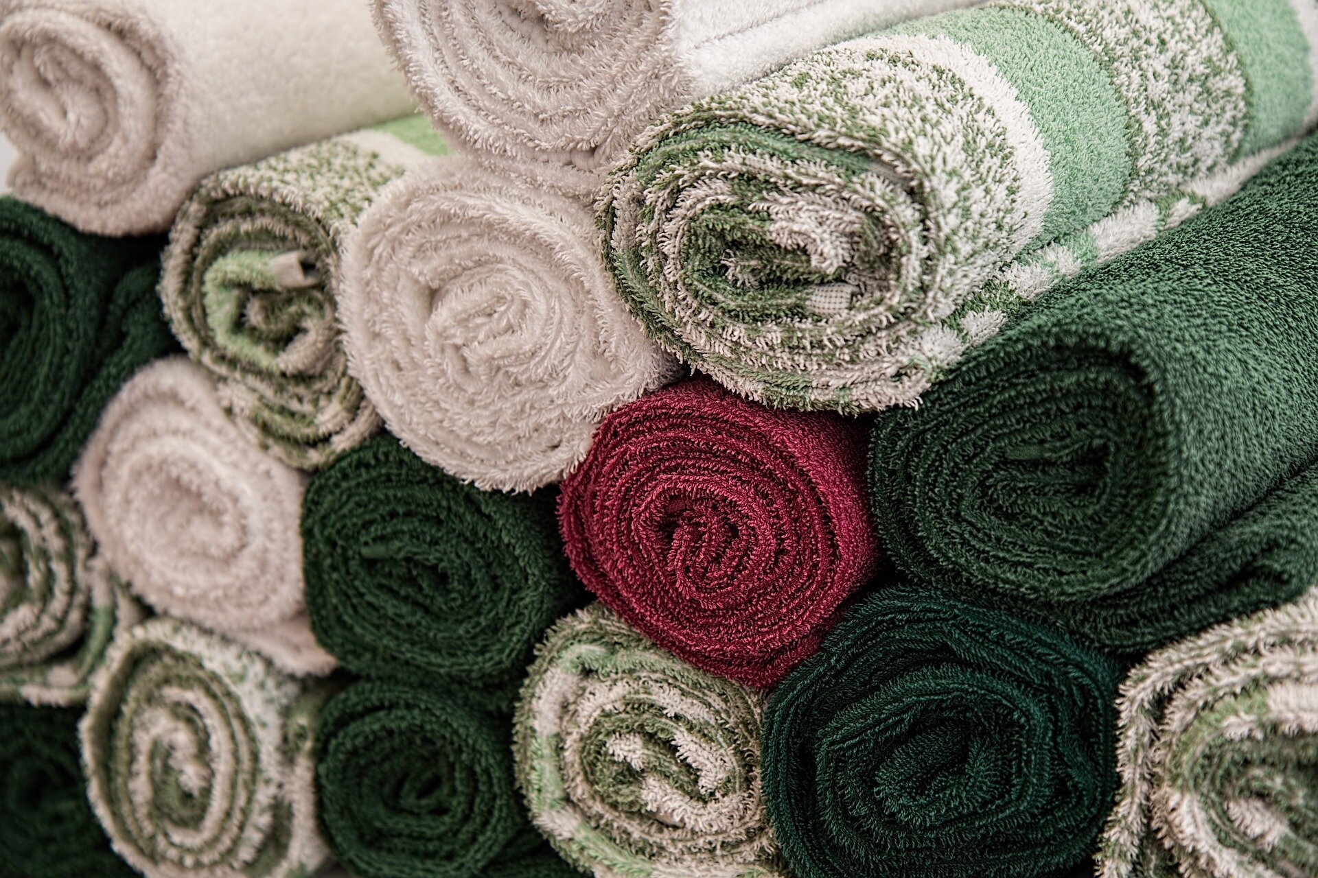 Специалисты объяснили, как часто нужно стирать полотенца и простыни
