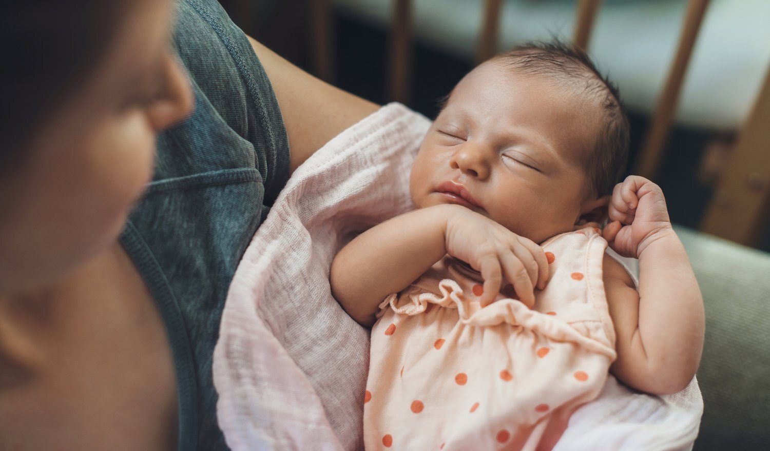 Учёные объяснили, почему мы баюкаем младенцев почти всегда на сгибе левой руки