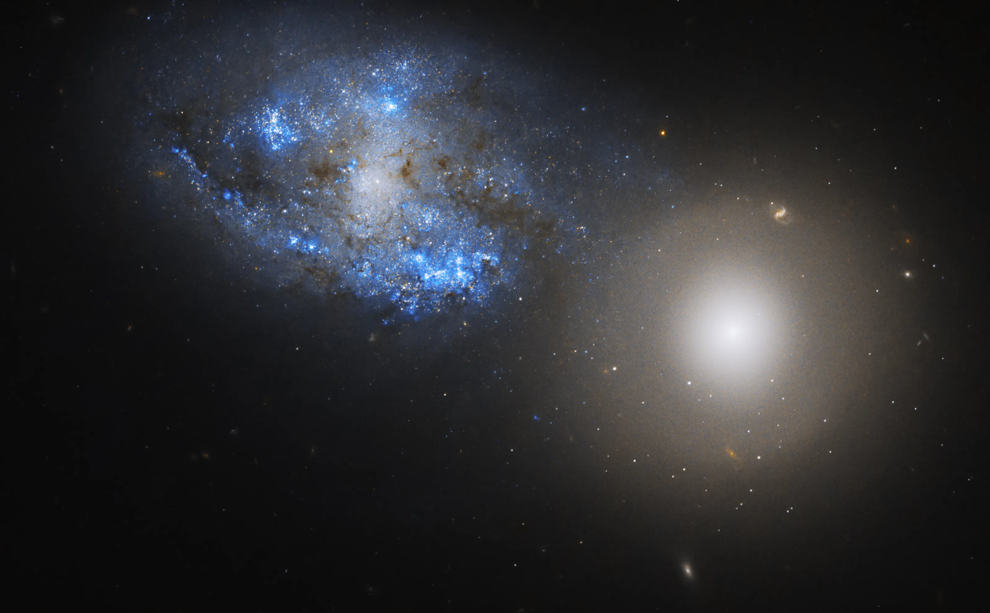 Телескоп Хаббл сделал изображение взаимодействующей пары галактик Arp 140
