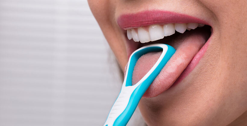Научно доказано: чистка языка избавляет от неприятного запаха изо рта