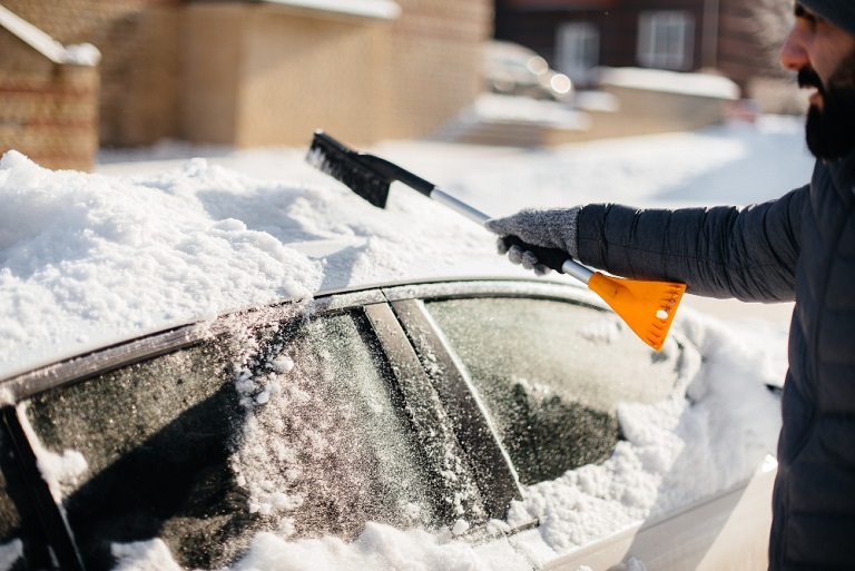 Учёный перечислил способы, как быстро и эффективно убрать лёд с автомобиля