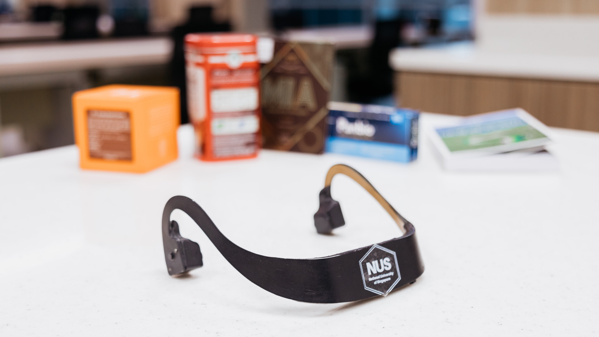 AiSee: новое устройство поможет слепым «видеть» мир вокруг