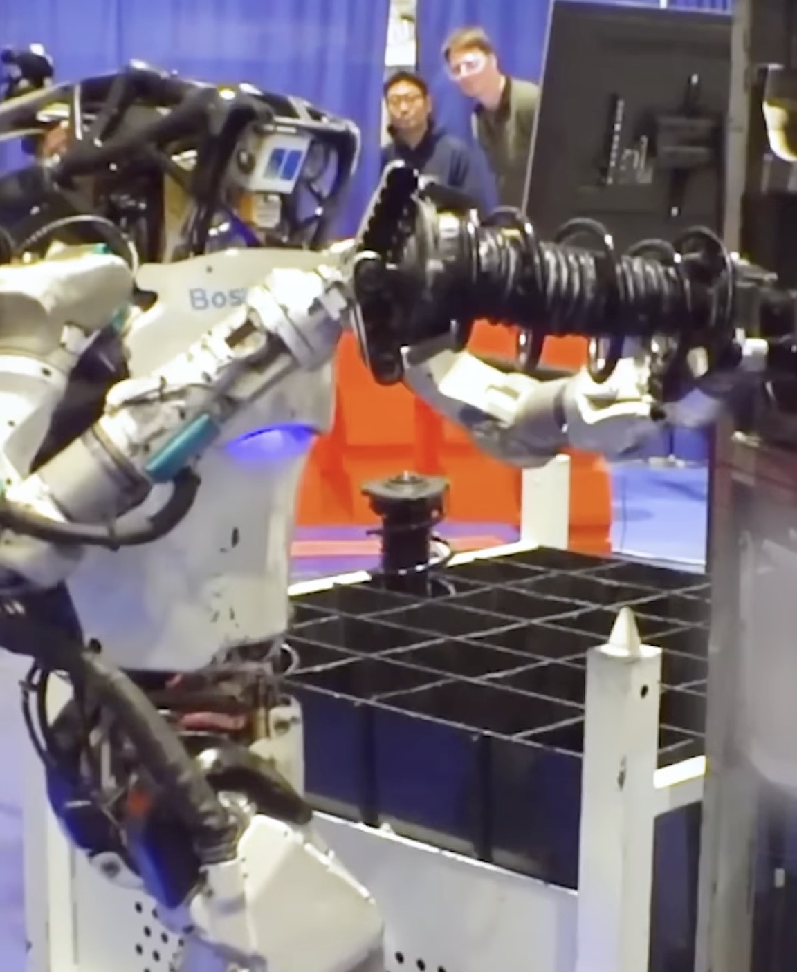 Boston Dynamics показала робота Atlas, носящего тяжёлые автомобильные детали