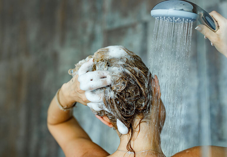 Эксперты объяснили, насколько нормально выпадение волос во время принятия душа