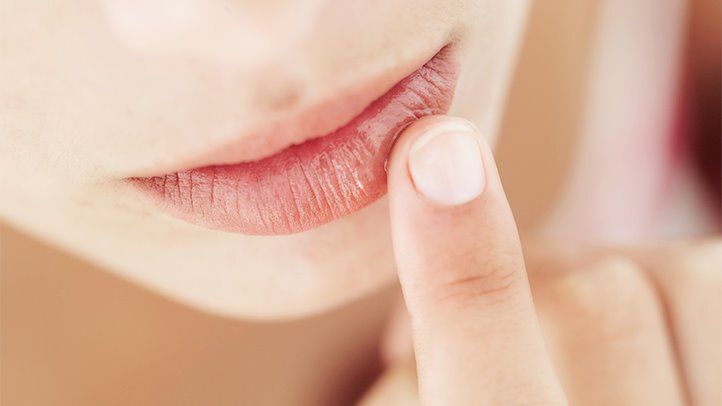 Названы самые эффективные средства от потрескавшихся губ