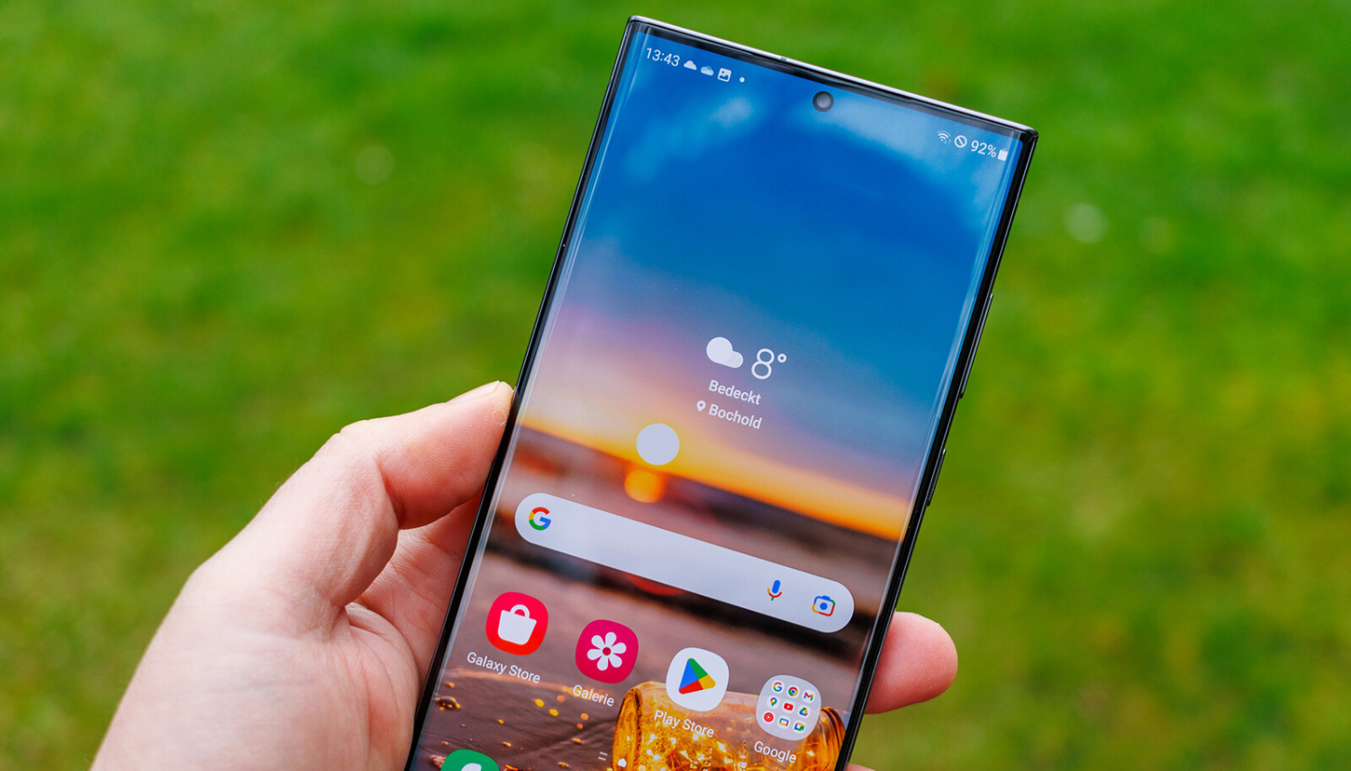 Владельцы Samsung Galaxy S24 столкнулись с неприятными дефектами экрана
