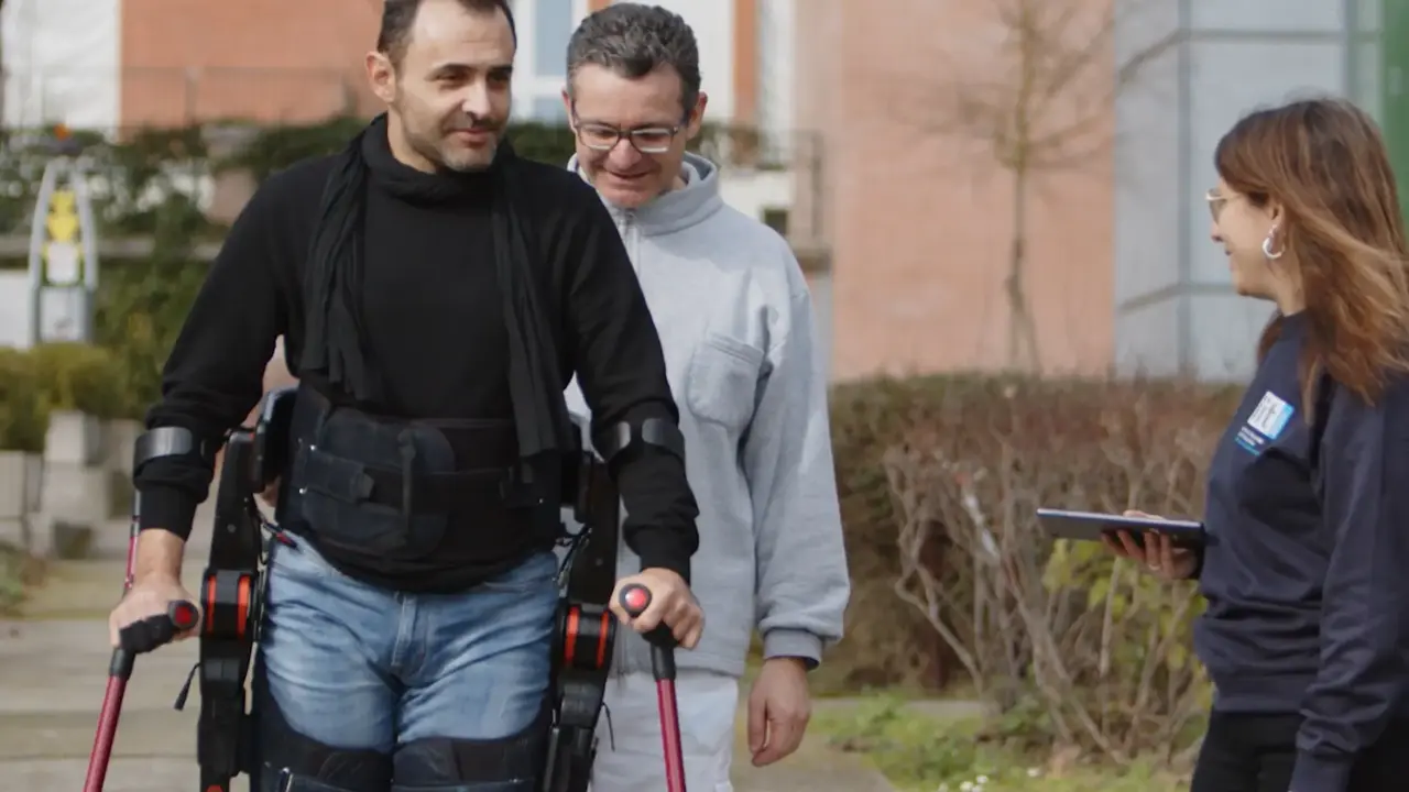 Статусы про людей. Ничего не бывает просто так цитаты. Хожу потерянная. Хожу потерянная. Равнодушие людей на улицах.