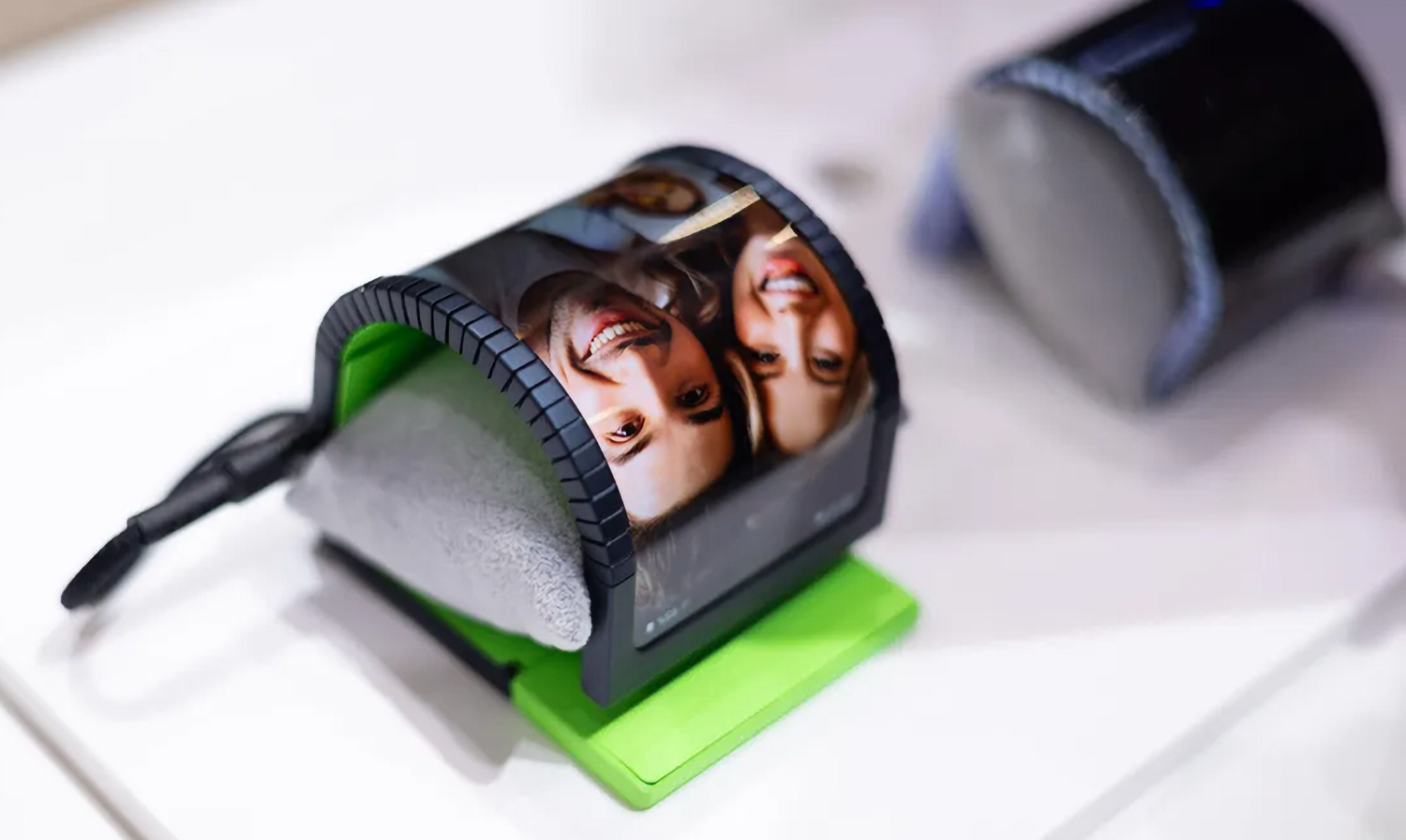 Samsung показала смартфон, который можно носить как браслет на руке
