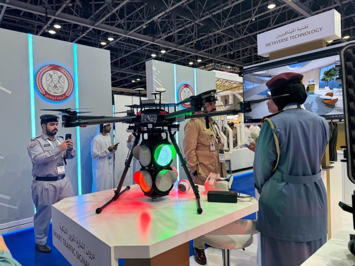 В ОАЭ представили дрон-светофор для работы по всему государству