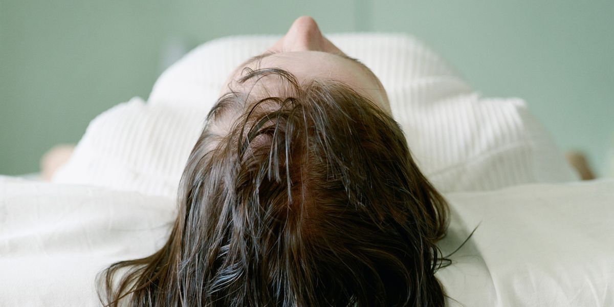 Медики объяснили, чем опасно для здоровья ложиться спать с мокрыми волосами