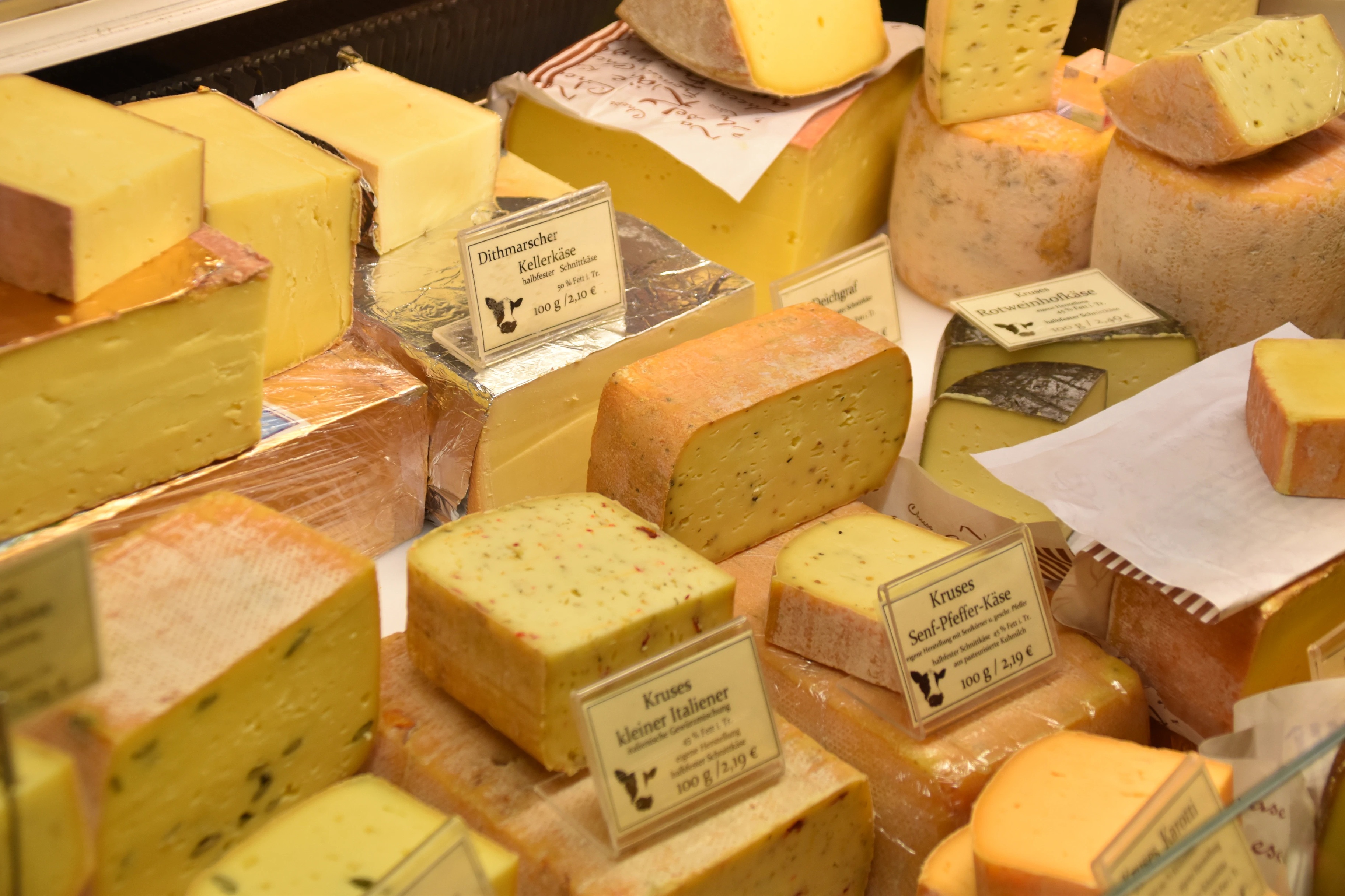 Врач назвал сыр полезным для сердца продуктом, но с «зашкаливающим» уровнем жира