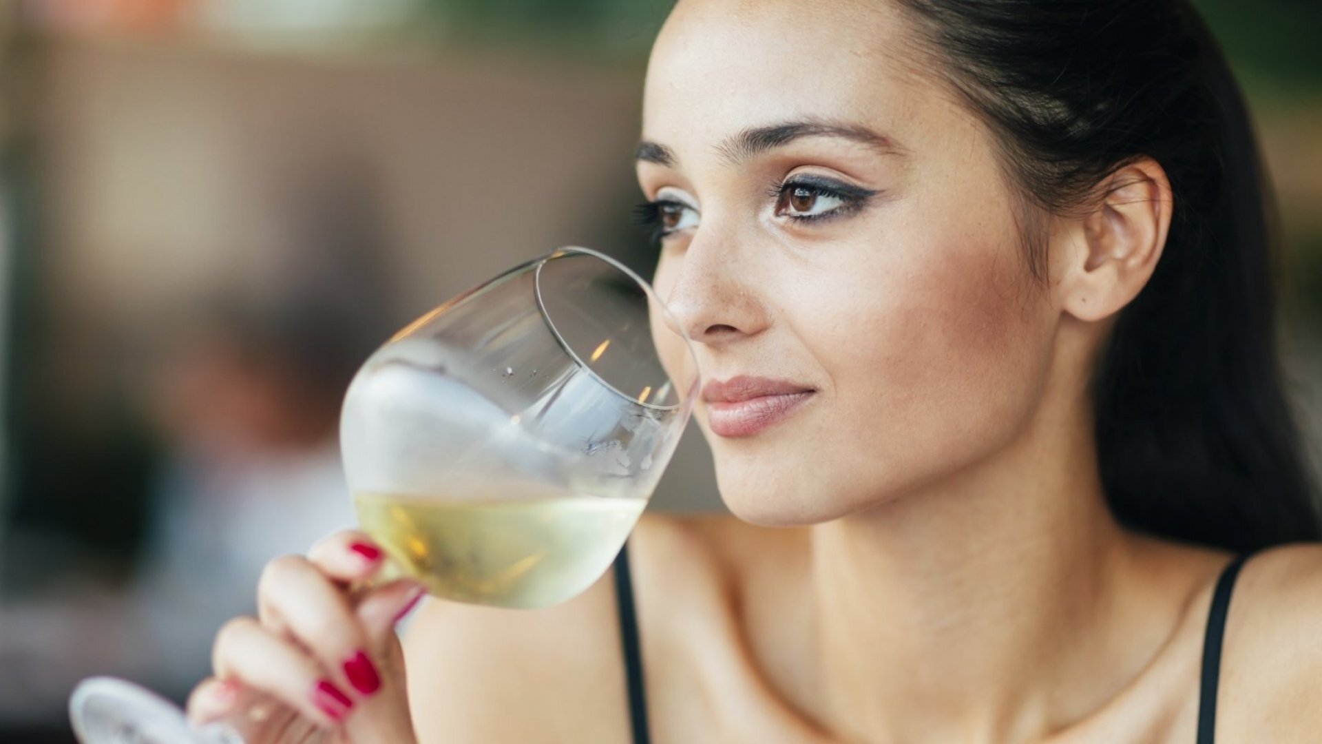 Врачи предупредили, что один бокал вина в день повышает вероятность развития рака молочной железы