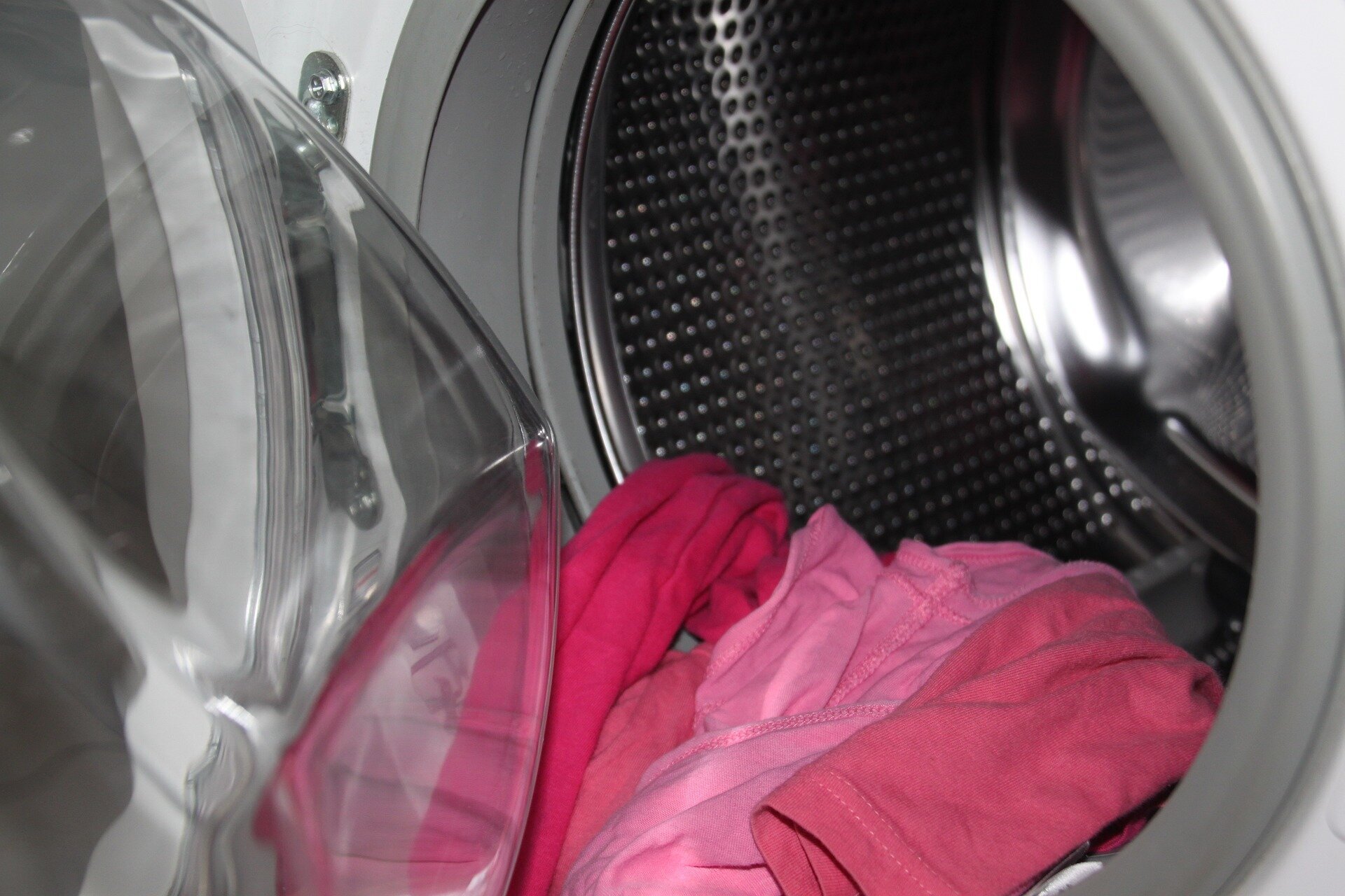 Эксперт объяснил, с какими настройками стиральной машины одежда будет служить дольше