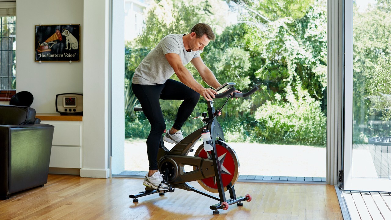 Эксперт по фитнесу рассказал, с какой скоростью нужно ездить на велотренажёре, чтобы сбросить вес