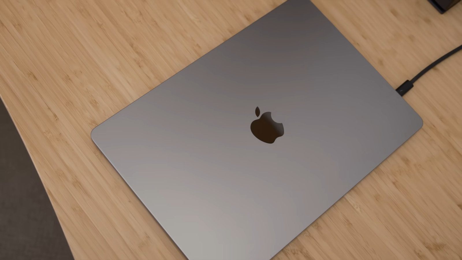 MacBook Air поставили на охлаждающую подставку, и он обогнал MacBook Pro