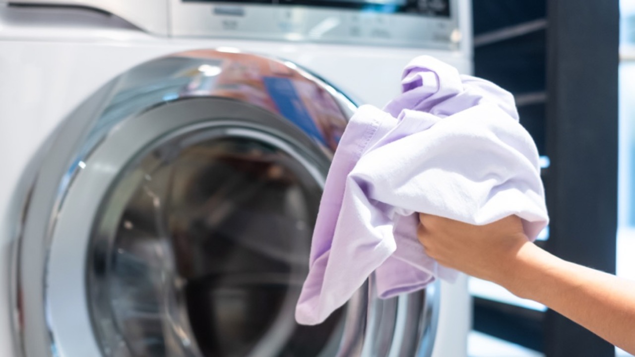 Индикаторы на стиральной машине. Дно стиральной машины haier. Функция освежить в стиральной. Стиральная машина функция освежить что это хайер. Значок футболки на стиральной машине.