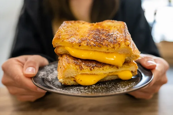 Учёный объяснил, почему плавленый сыр нам кажется таким вкусным