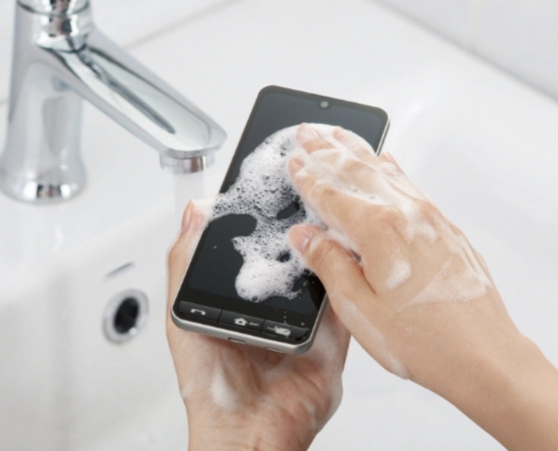 Японская компания Sharp представила смартфон, который можно мыть жидким мылом