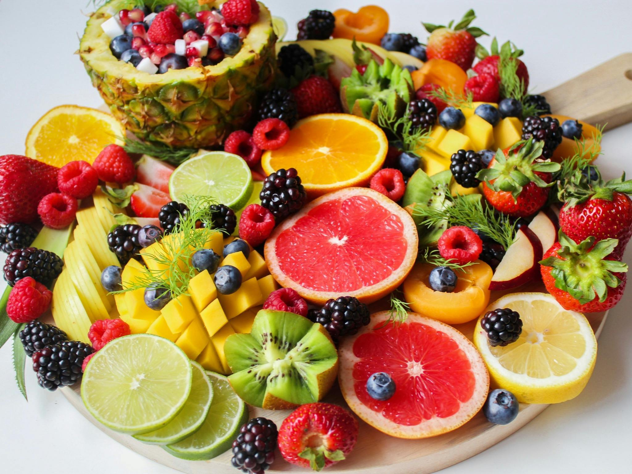 Нутрициолог рассказала, что здоровому человеку фрукты можно есть натощак