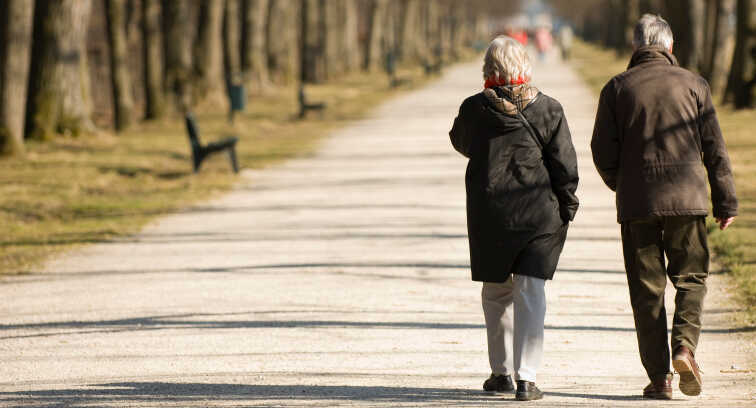 Учёные выяснили, почему с возрастом люди начинают двигаться медленнее