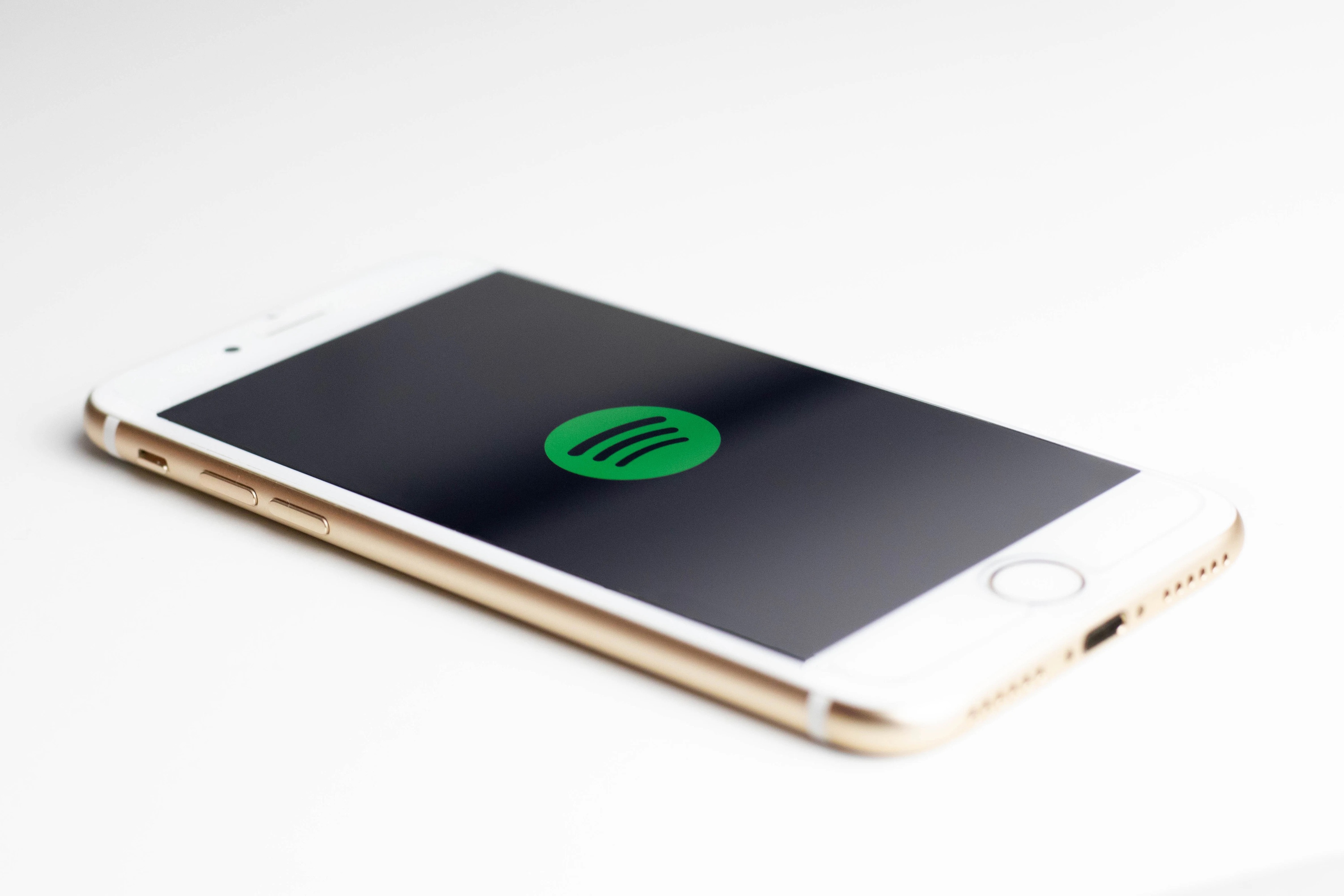 Spotify потребовал от Apple публиковать на iPhone данные о ценах и своём сайте