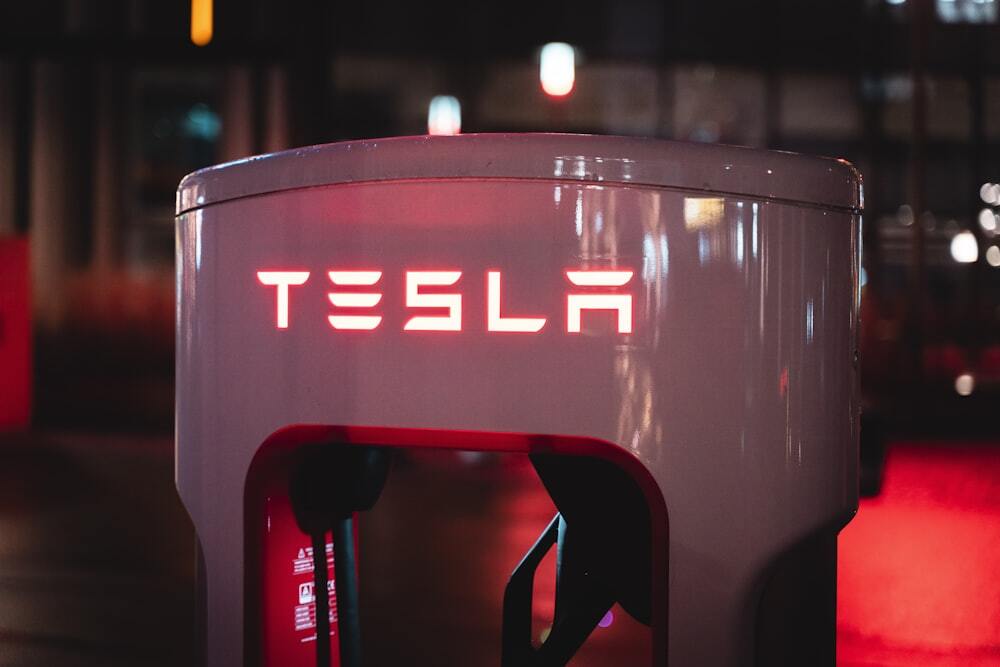 LG сократила поставки и вложения в Tesla из-за падения продаж электромобилей