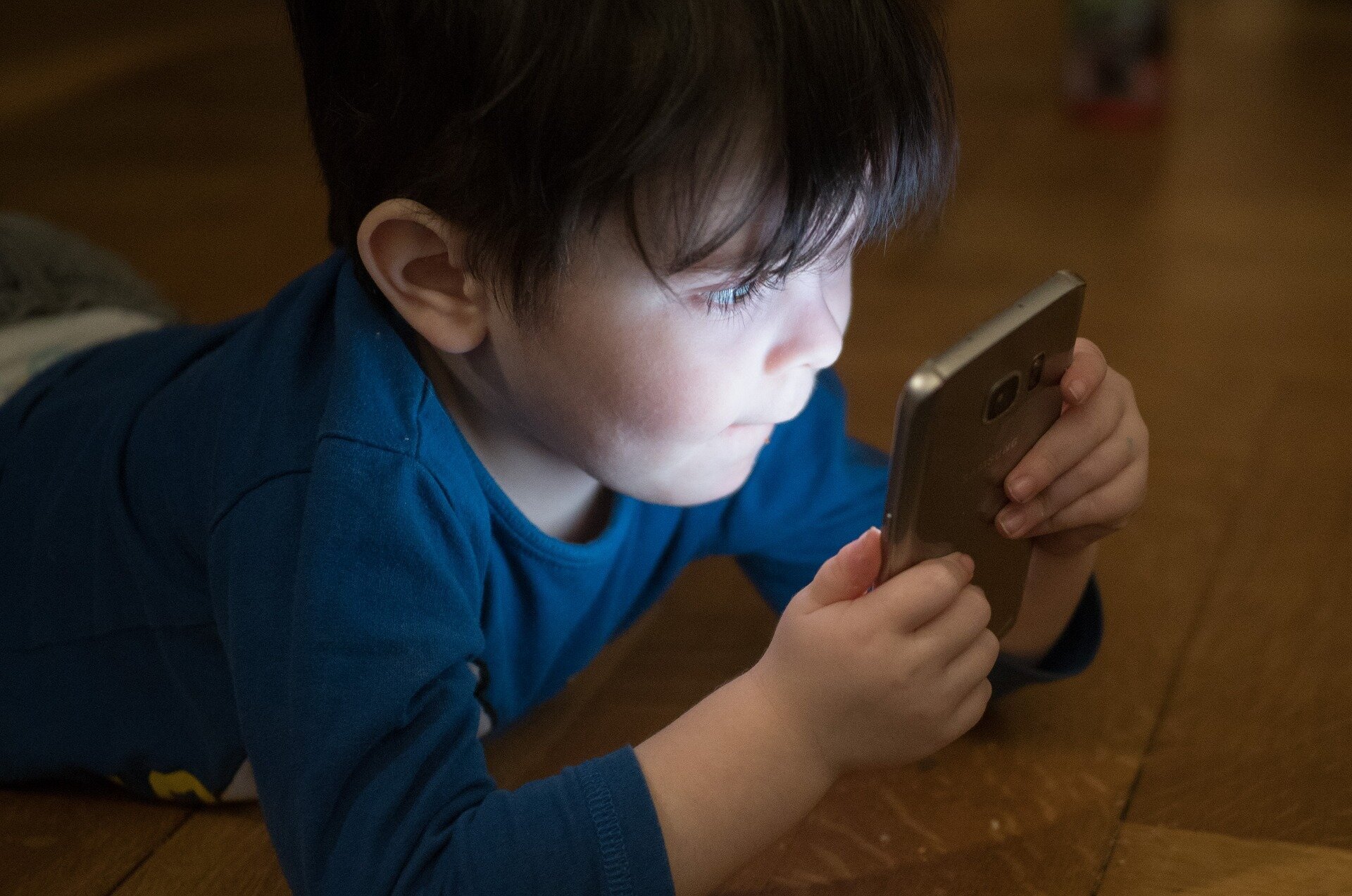 Учёные объяснили, изменяют ли социальные сети мозг детей