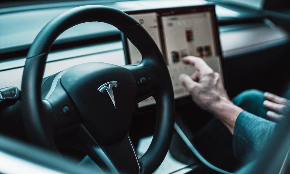Tesla готовится внедрить в свои электромобили собственный голосовой ассистент