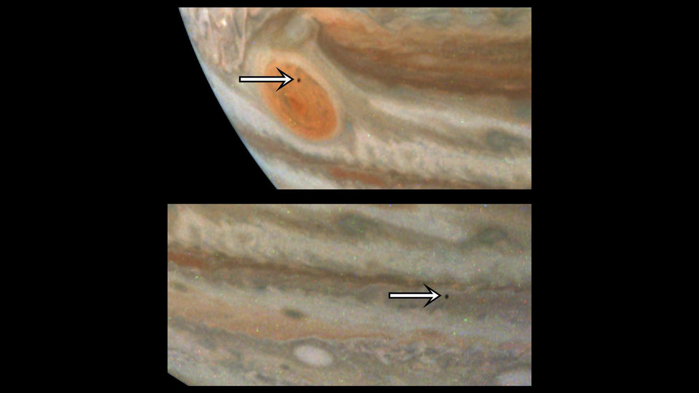 NASA поймала редкий кадр прохода 5-й луны Юпитера через Большое красное пятно