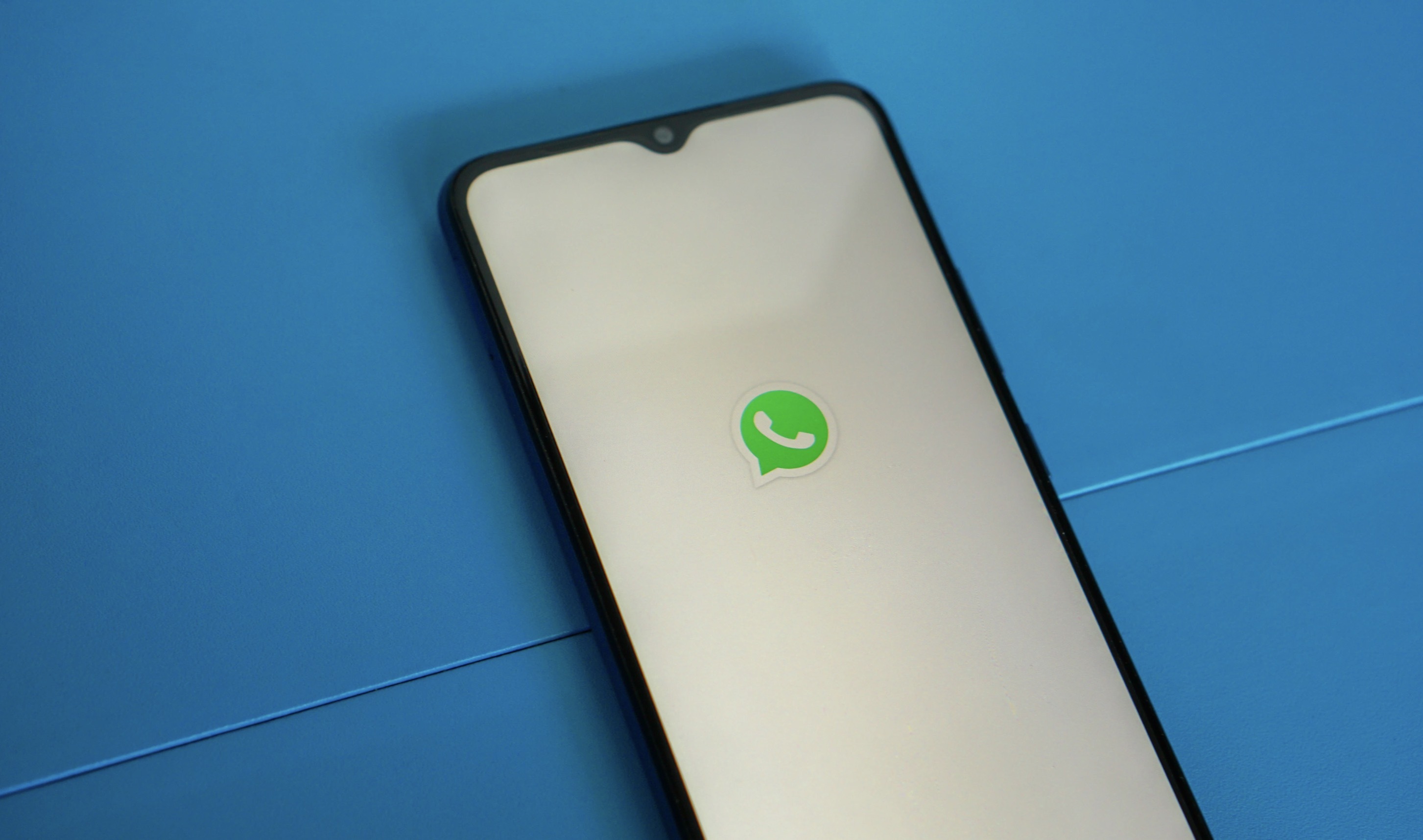 В WhatsApp появилась возможность блокировки чатов на всех связанных устройствах