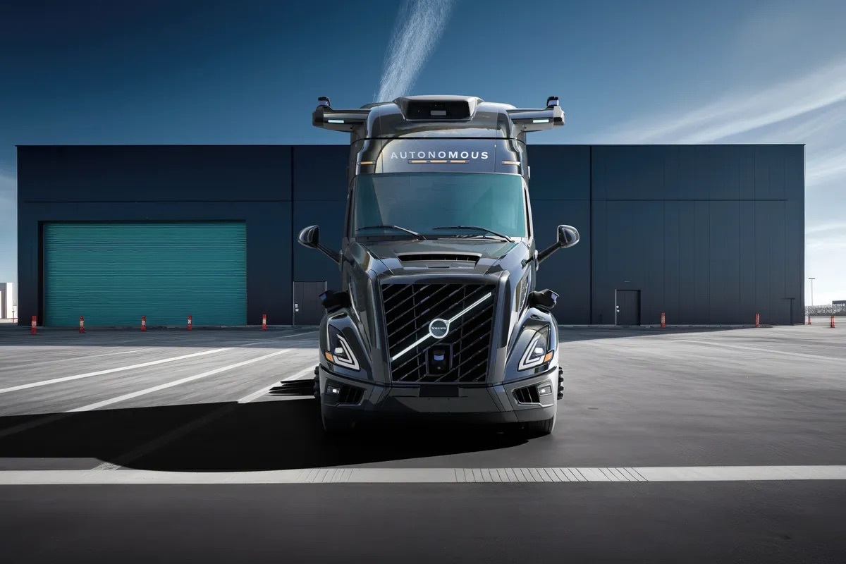 Volvo представила свой первый беспилотный грузовик для дальних перевозок