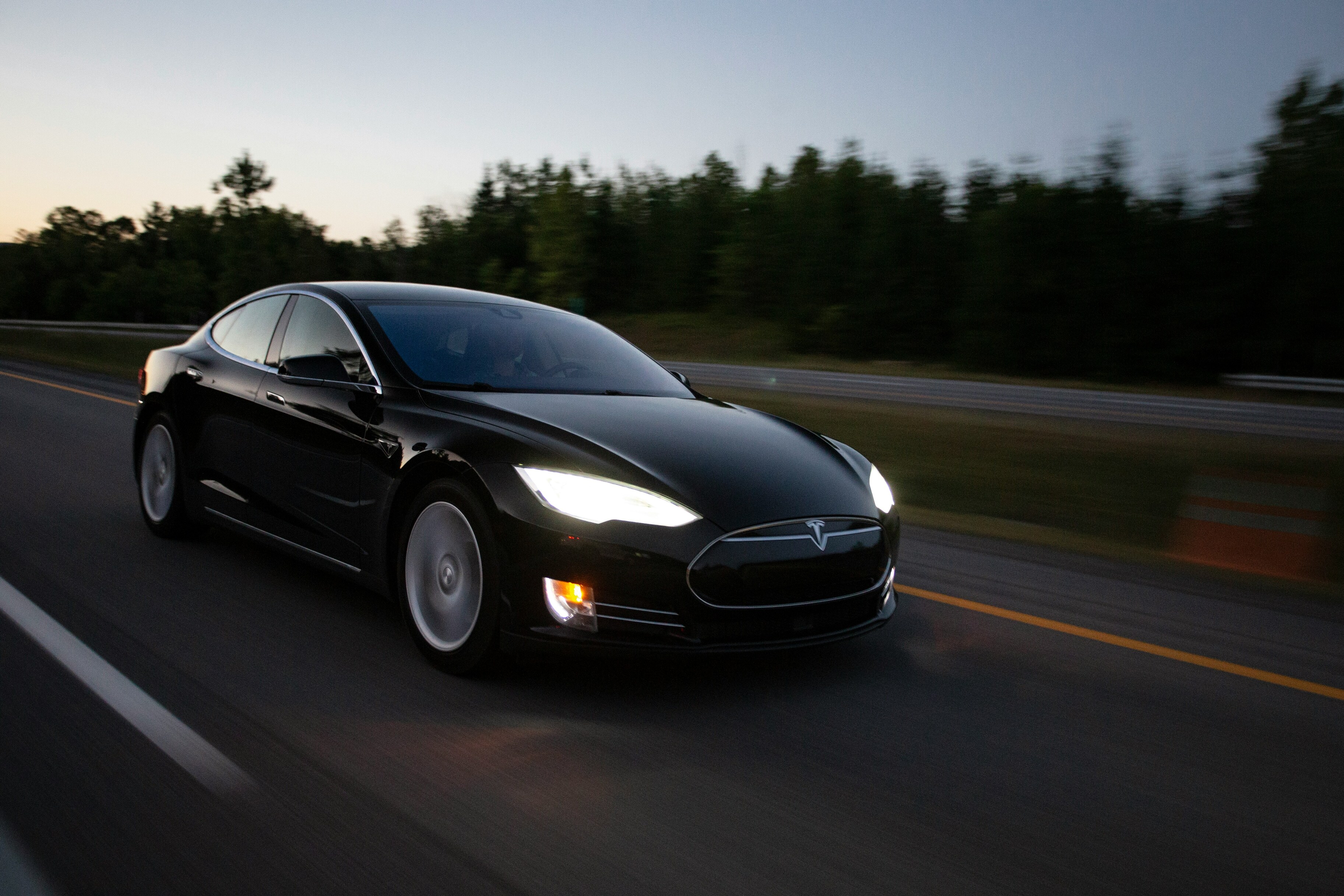 Tesla вновь заявила о безопасности автопилота, но данные рисуют другую картину