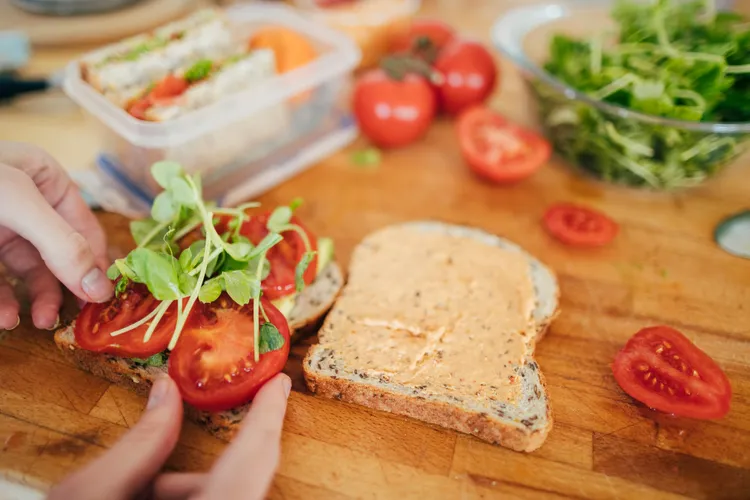 Хумус и другие приправы, в которых мало соли