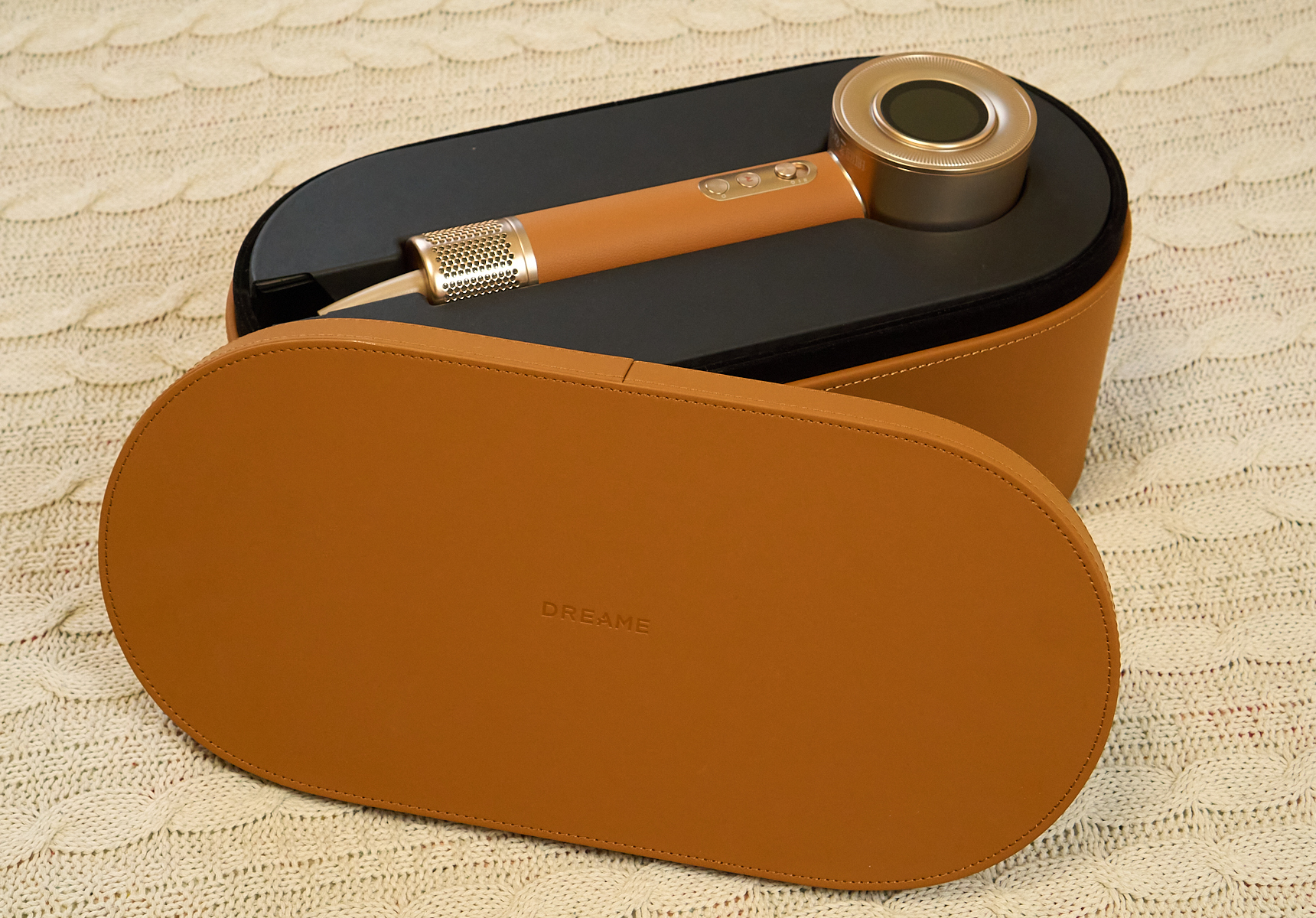 Этот фен сушит волосы, распыляет аромамасло и делает «массаж» головы — но стоит как смартфон