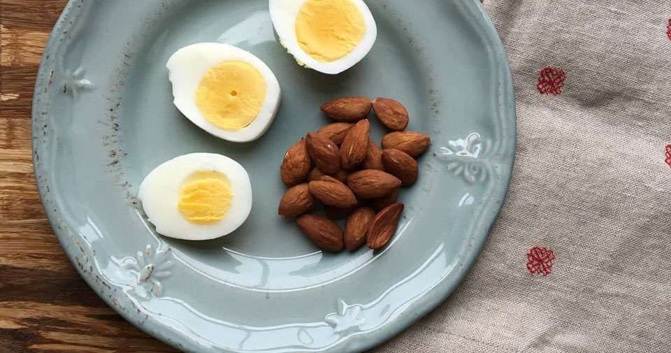 Яйцо вкрутую и миндаль диетологи назвали лучшей ночной закуской для здоровья мозга