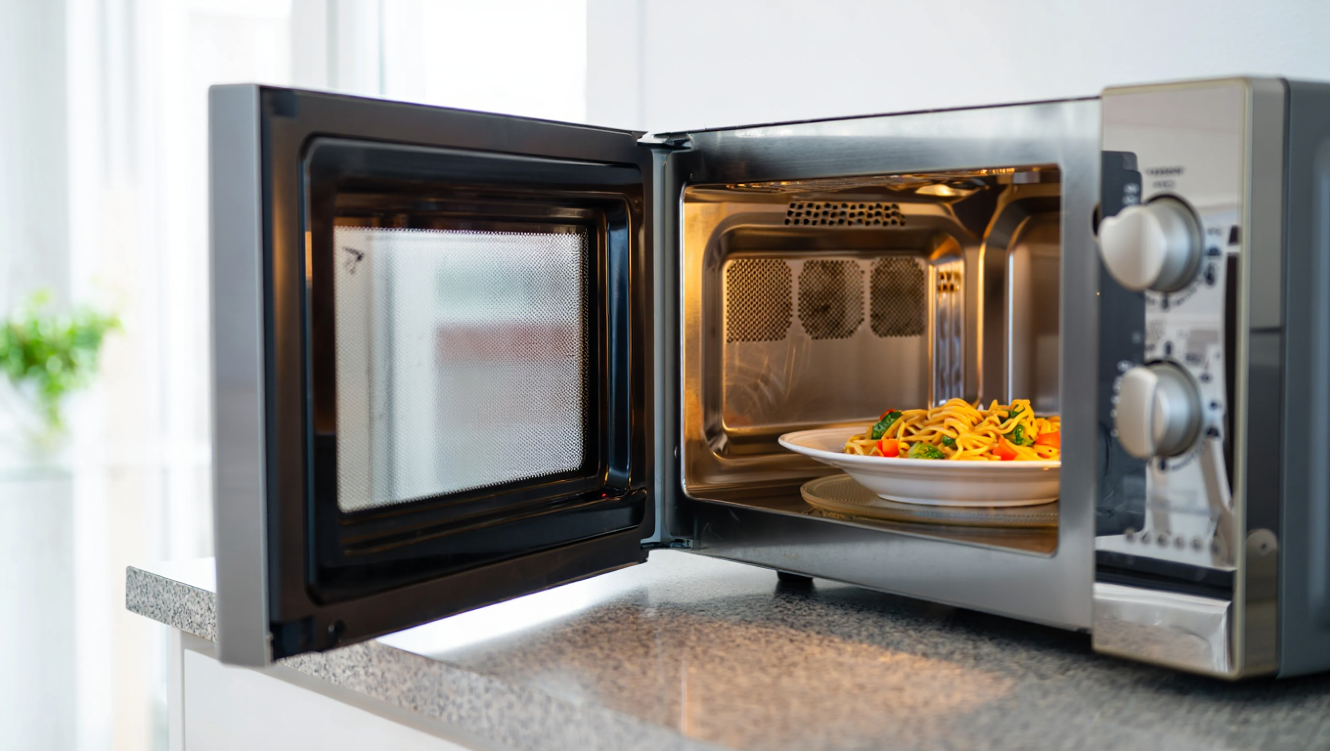 Развеяны самые популярные мифы о приготовлении в микроволновке