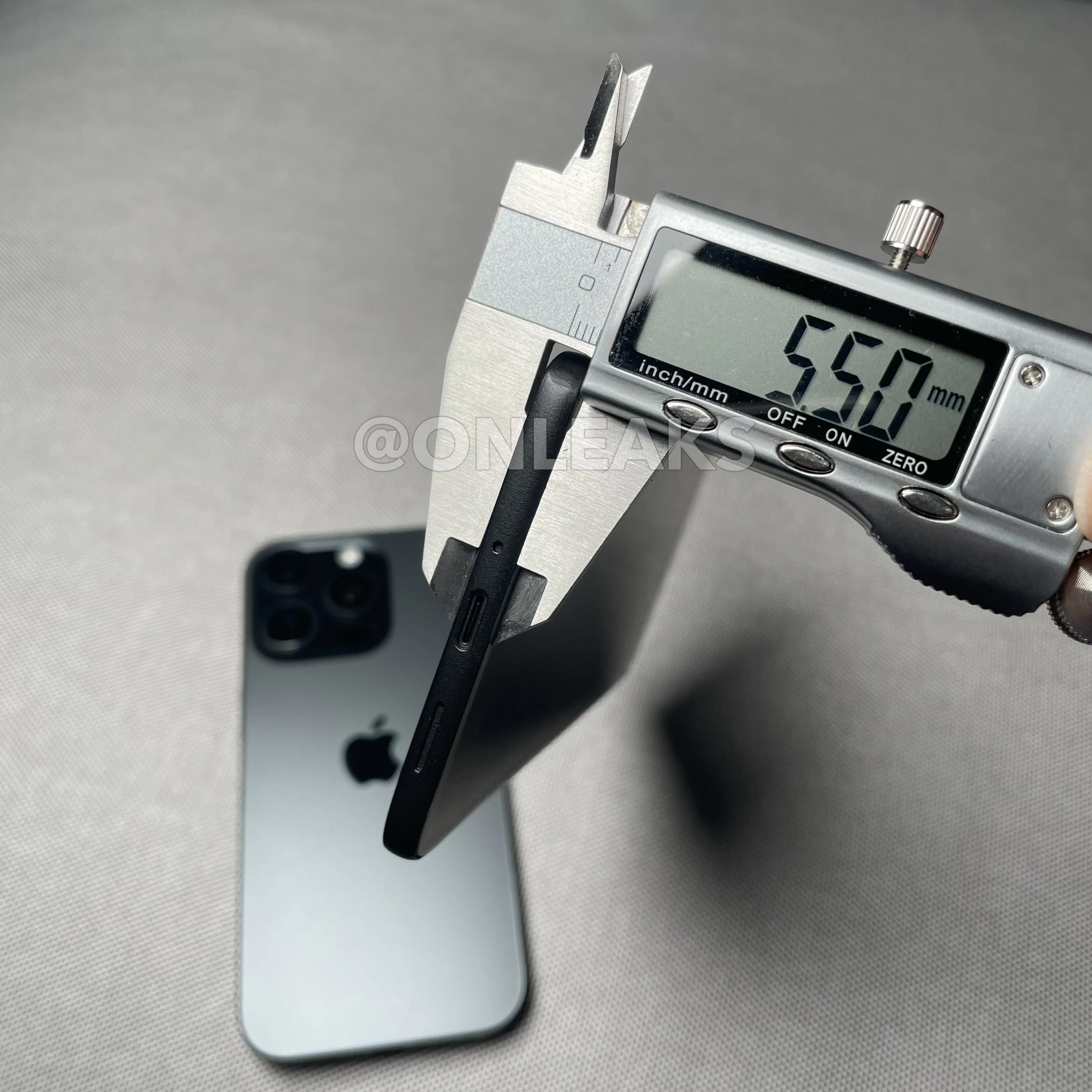 Инсайдер показал живые фото отменённого Galaxy S26 Edge: действительно тонкий