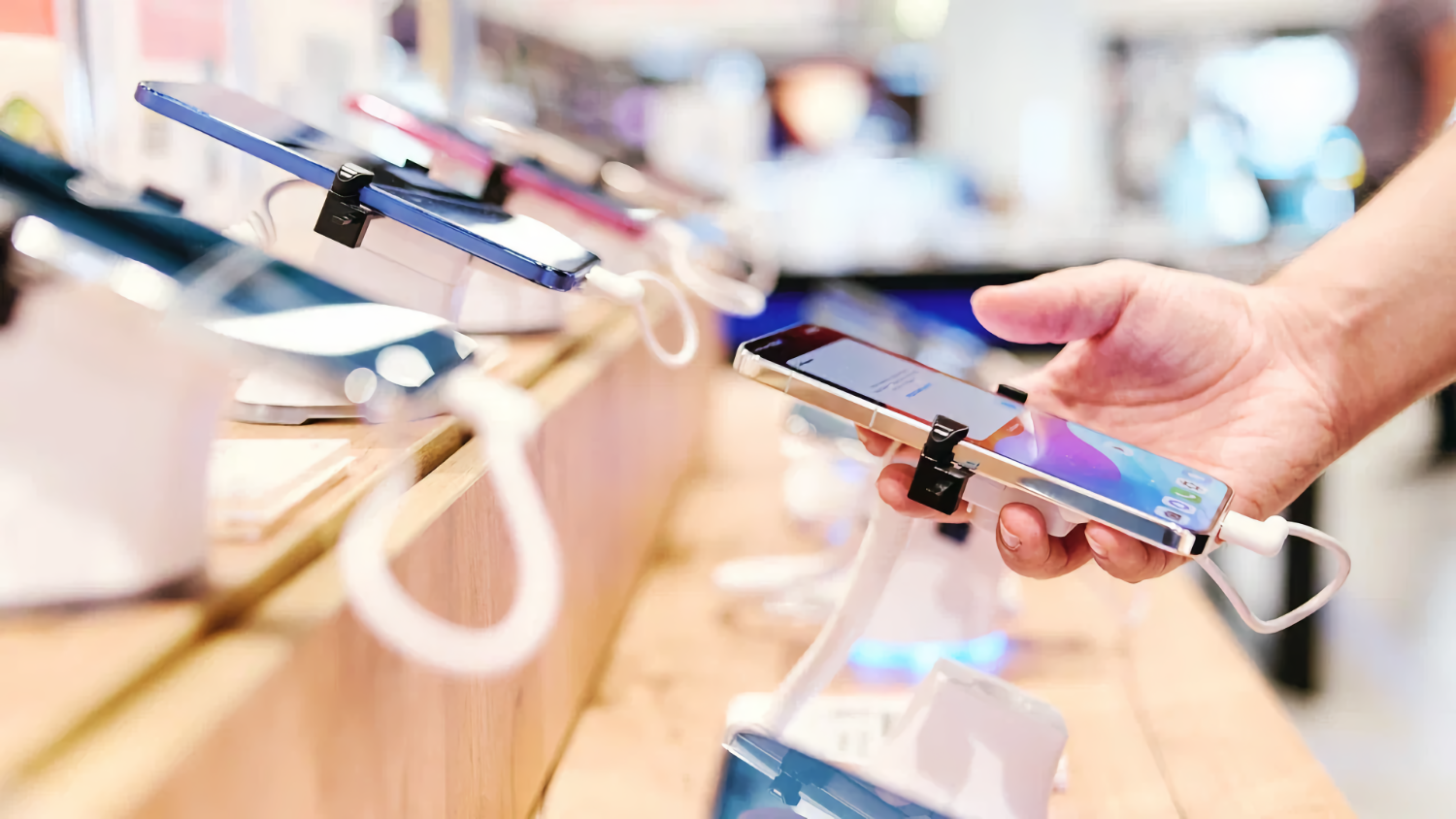 Недорогие смартфоны Realme и Redmi стали самыми популярными среди россиян осенью 2025 г