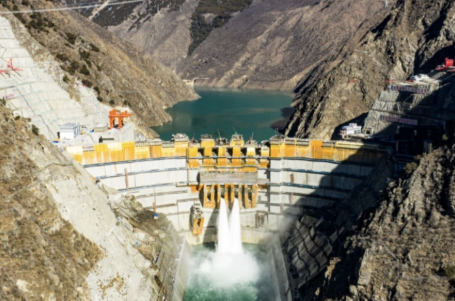 В Китае запустили первые турбины самой высокогорной гидроэлектростанции