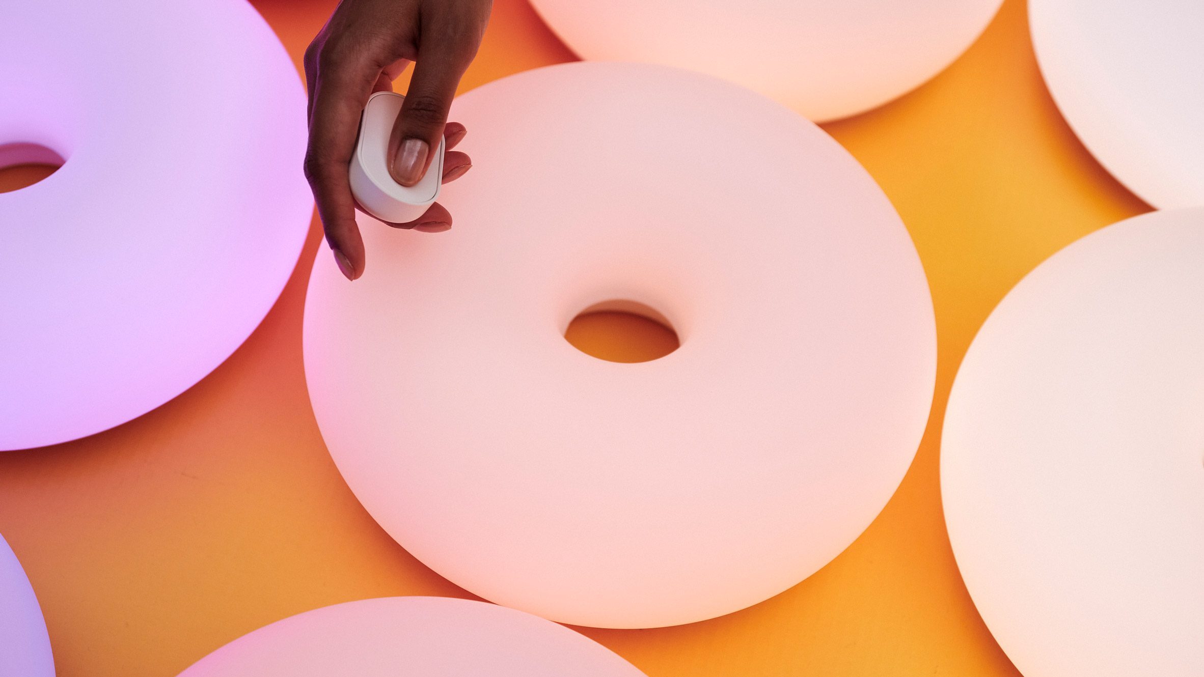 Необычную умную лампу-пончик IKEA оценили всего в $99