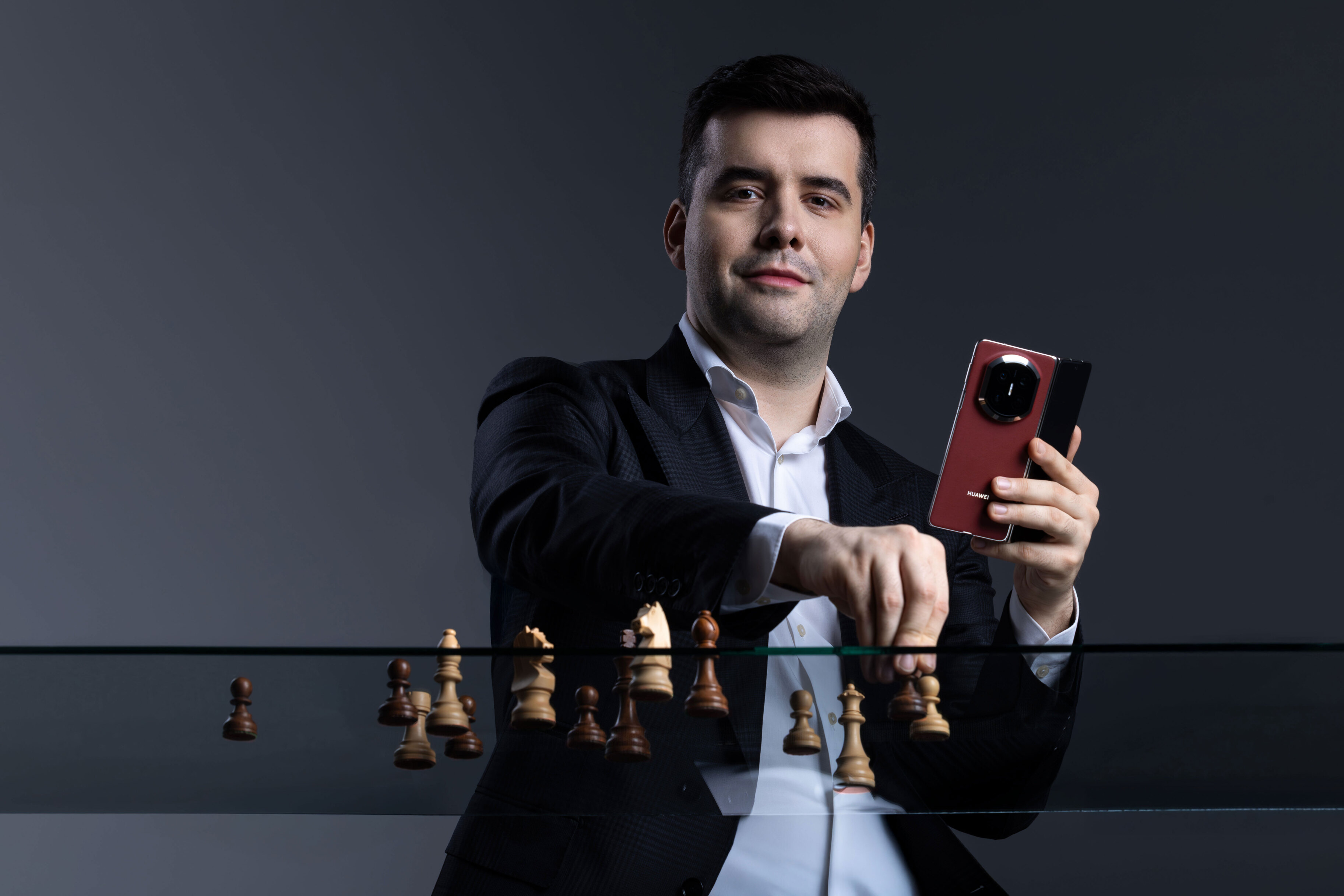 Гроссмейстер Непомнящий сыграет сразу с 15 любителями в Москве на смартфонах HUAWEI Mate X7