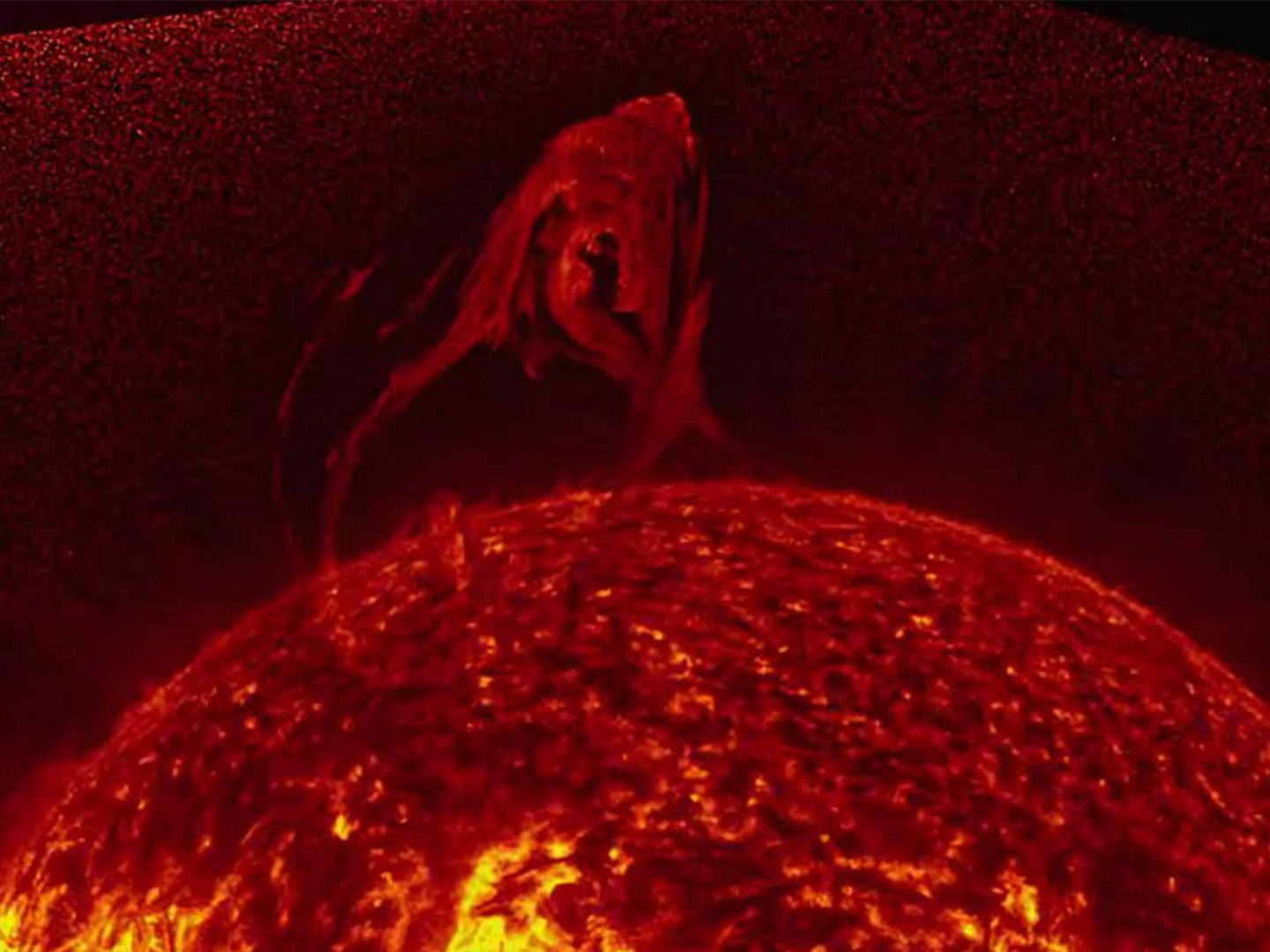 На Солнце произошёл выброс гигантского протуберанца размером с миллион километров