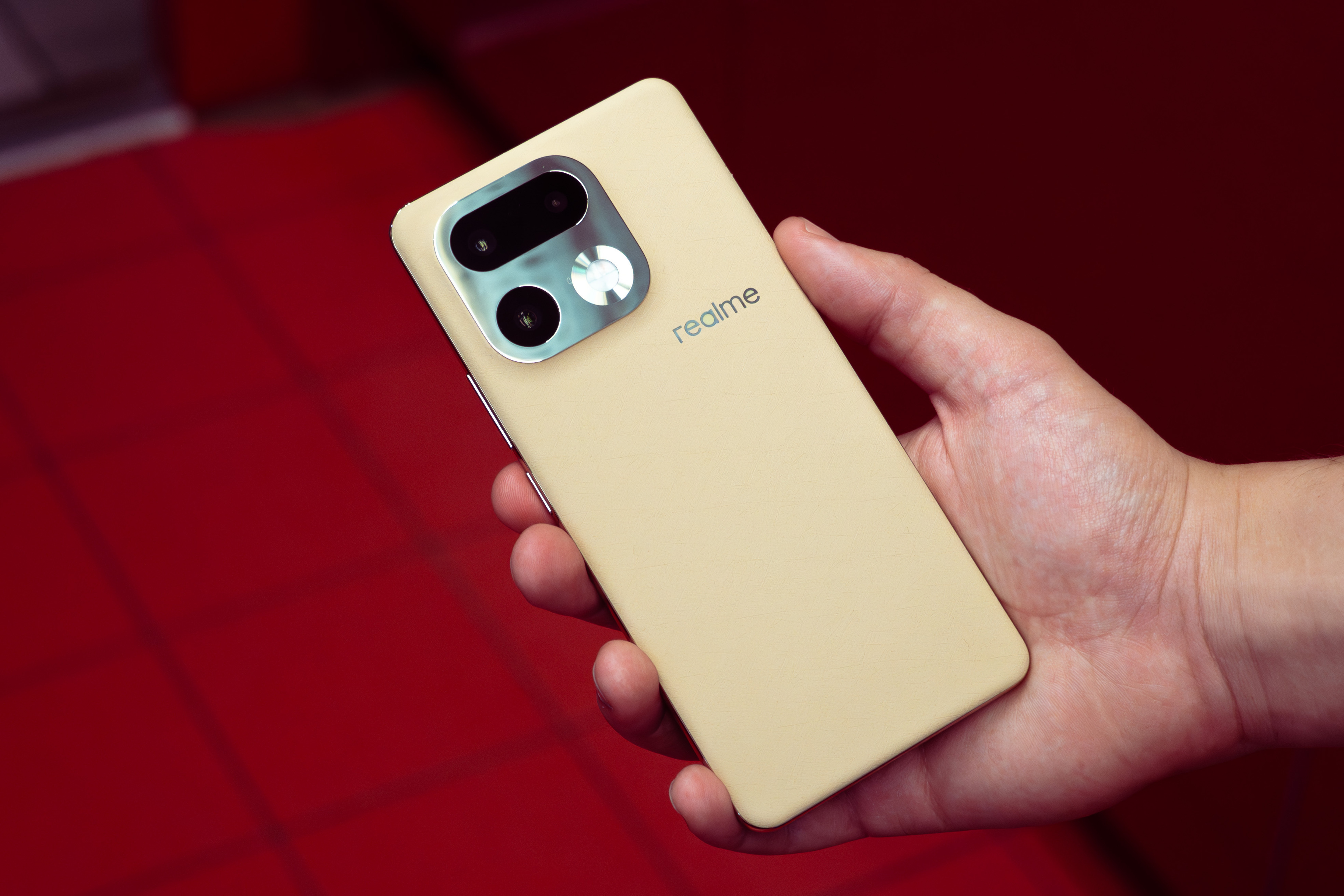 Почему новый Realme 16 Pro+ — один из лучших среднебюджетных смартфонов в 2026