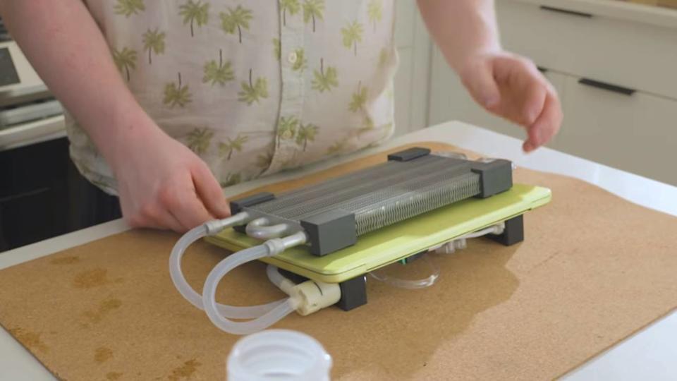 Энтузиаст оснастил самый дешевый MacBook Neo водяным охлаждением