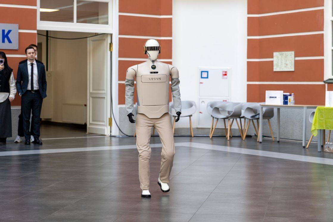 На фестивале в ВШЭ представили антропоморфного робота-курьера Аркуса