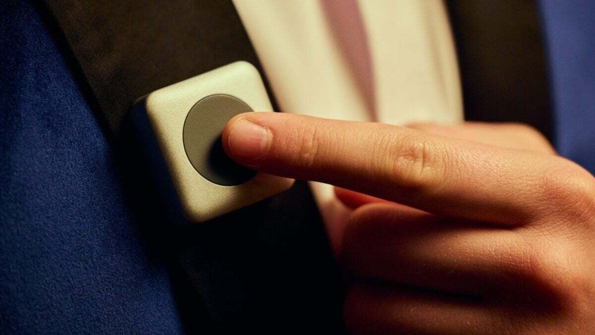 Бывшие инженеры Apple показали ИИ-брошь, но непонятно, для чего она